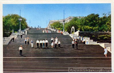 27_Potyomkinskaya_lestnica2C_soedinivshaya_gorod_s_morskim_portom_.jpg