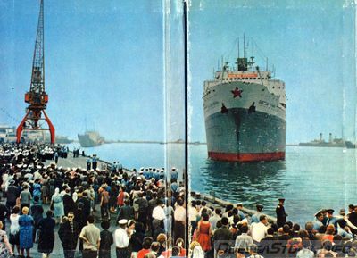 42_Vstrecha_kitoboynoy_flotilii_Sovetskaya_Ukraina_v_Odesskom_portu.jpg