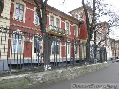 Воробьева  5
1900 - 1902
Архитектор В. А. Домбровский
Комплекс городской больницы №11
Фасад приемного отделения и ограда.
