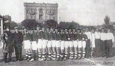 г. Одесса, стадион им. 10-летия Комсомола, ноябрь 1935 год.
Новосибирская команда — финалист всесоюзного первенства футбольных клубов общества Промкооперации «Спартак».
Источник: http://www.ffnso.ru/index.php?option=com_k2&view=itemlist&task=tag&tag=%D0%BD%D0%BE%D0%B2%D0%BE%D1%81%D0%B8%D0%B1%D0%B8%D1%80%D1%81%D0%BA%D0%B8%D0%B9+%D1%84%D1%83%D1%82%D0%B1%D0%BE%D0%BB&Itemid=5

