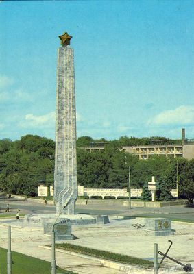 площадь 10-го Апреля
К 40-летию Победы советского народа в Великой Отечественной войне, в 1985 году на площади 10-го Апреля открыт обелиск городу-герою "Крылья Победы".
Архитекторы - Мироненко В.И., Шинкаренко В.П., Корогод В.И., скульптор Конищев Н.П., инженер Добрыкин С.Н.
Высота обелиска 36 метров.
Ключевые слова: площадь 10 апреля одесса 