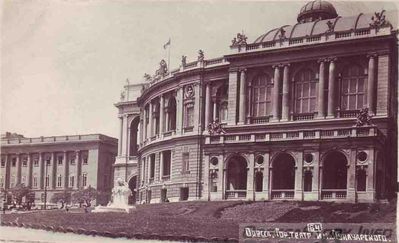 В марте 1925 года в театре произошел пожар. Огнем были уничтожены вся сцена, часть зрительного зала и большой запас декораций. Открытие восстановленного театра состоялось 7 ноября того же года, а после непродолжительного «гастрольного сезона» русской оперы 8 октября 1926 года состоялось открытие первого сезона украинской оперы
