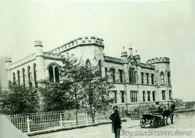 Гоголя, 2 
Первое упоминание об этой улице появляется в 1828 году.Тогда она называлась Казарменной, так как проходила мимо казарм, построенных вдоль Военной балки. Позже улица имела еще названия: Надежная, Надеженская, Надеждинская. В 1902 году постановлением Городской Думы была названа улицей Гоголя, в связи с 50-летием со дня смерти писателя.
