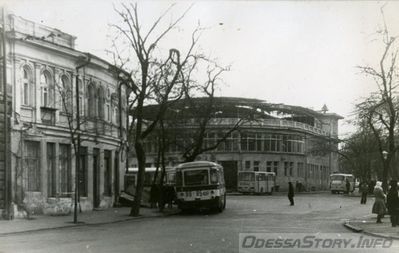 Греческая пл., 1
добавлено с - http://www.facebook.com/photo.php?fbid=163011540408748&set=o.168792266481678
