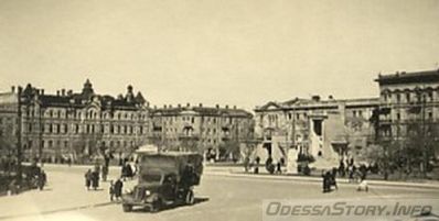 Привокзальная площадь
добавил - exse
справа от подворья видно дом Гроссмана и Земскую управу
