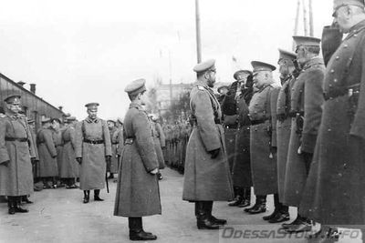 07.11.1915 года
 Приезд императора Николая II с наследником-цесаревичем Алексеем в Одессу. Представление императору Николаю II военных и морских чинов. Среди присутствующих:наследник-цесаревич Алексей, министр императорского Двора В.Б.Фредерикс (у поезда слева), командир 6-го армейского корпуса, генерал-лейтенант В.И.Гурко (на платформе в центре) и др.
добавлено с - http://rgakfd.altsoft.spb.ru/showObject.do?object=150025815&viewMode=D_1002137111
