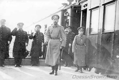 07.11.1915 года
Приезд императора Николая II с наследником-цесаревичем Алексеем в Одессу. Император Николай II снаследником-цесаревичем Алексеем у поезда на перроне вокзала.
добавлено с - http://rgakfd.altsoft.spb.ru/showObject.do?object=150025815&viewMode=D_1002137111
