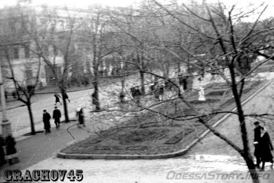 Дерибасовская, 
1949 год
добавлено с - http://fotki.yandex.ru/users/grachov45/view/753041?page=2
