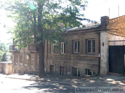 Матросский спуск, 16
Дом Ильянкова - по данным В.П. Пилявского и В.В. Шерстобитова.

Левый флигель.
Ключевые слова: фоновая_застройка бесстилевой дом