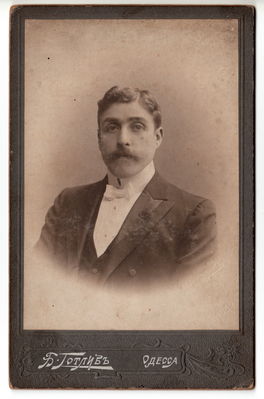 Готлиб
Фотография 1912 года (при увеличении на фотографии видно оттиск "Готлиб" и дату 1912
Ключевые слова: История
