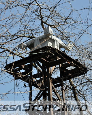 ул. Коблевская угол Богданова
Трасформаторная будка с мачтой для проводов (верхняя часть мачты увеличено)

