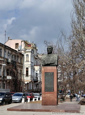 ул. Преображенская 
Памятник Р.Я. Малиновскому
