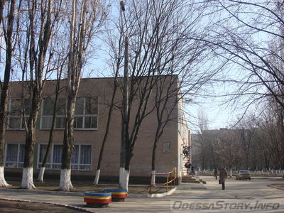 Улица названа в честь Советских писателей-сатириков Ильи Ильфа и Евгения Петрова.
Находится на стене школы №80 расположенной по улице Ильфа и Петрова,13а
